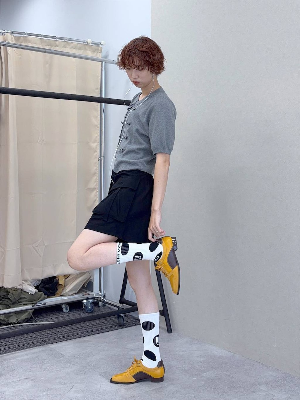 ブラック系のカーゴパンツ、グレー系のカーディガン/ボレロを着用したレディースの夏コーディネートの3枚目の写真