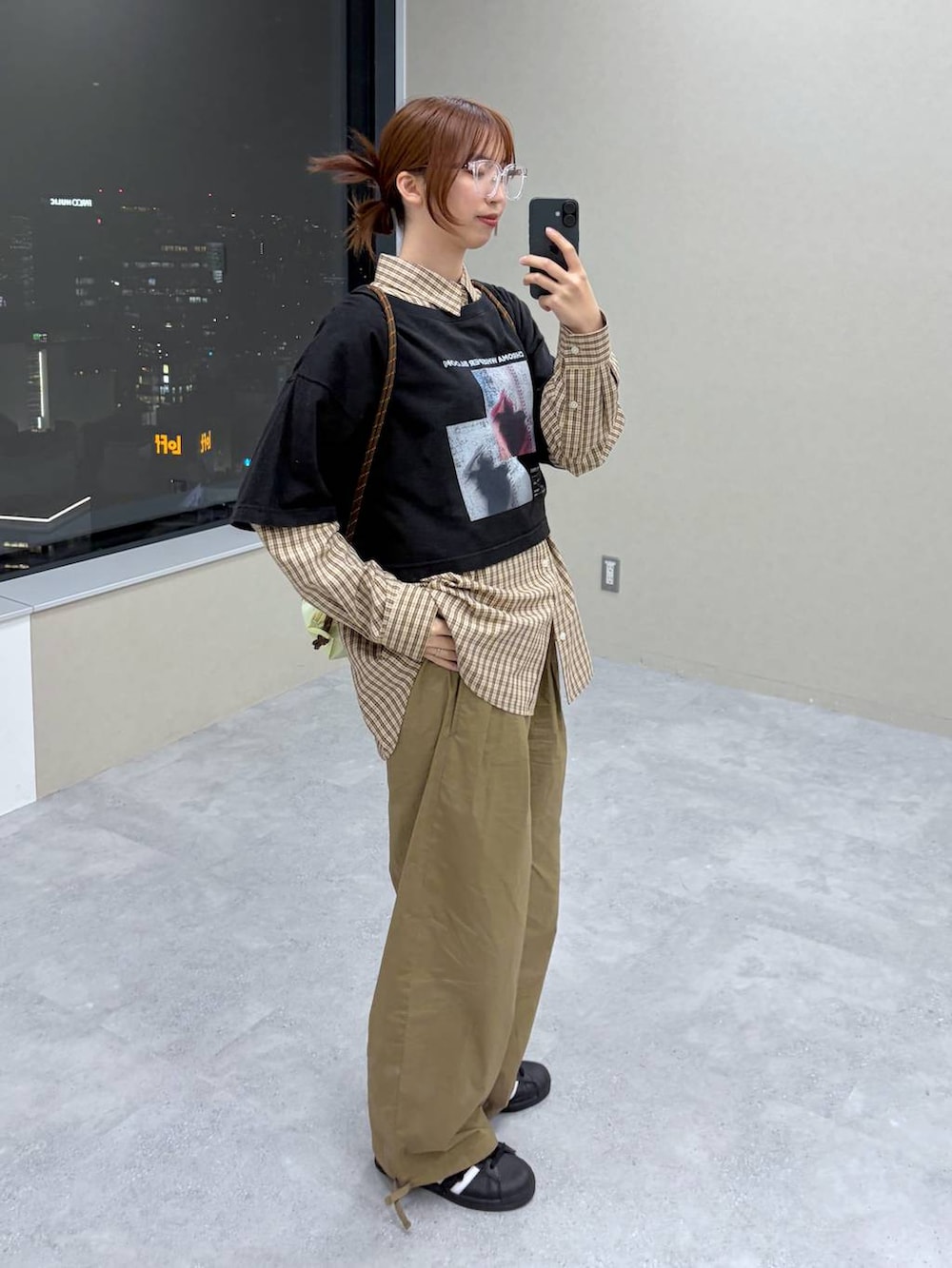 ベージュ系のシャツ/ブラウス、ブラック系のTシャツ/カットソーを着用したレディースの春コーディネートの2枚目の写真