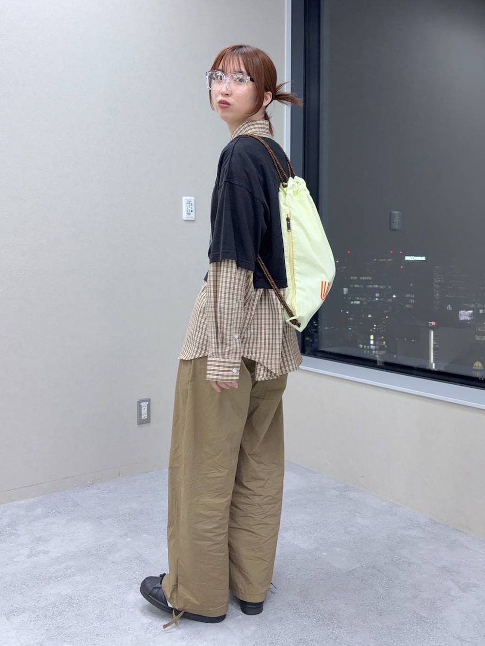 ベージュ系のシャツ/ブラウス、ブラック系のTシャツ/カットソーを着用したレディースの春コーディネートの7枚目の写真