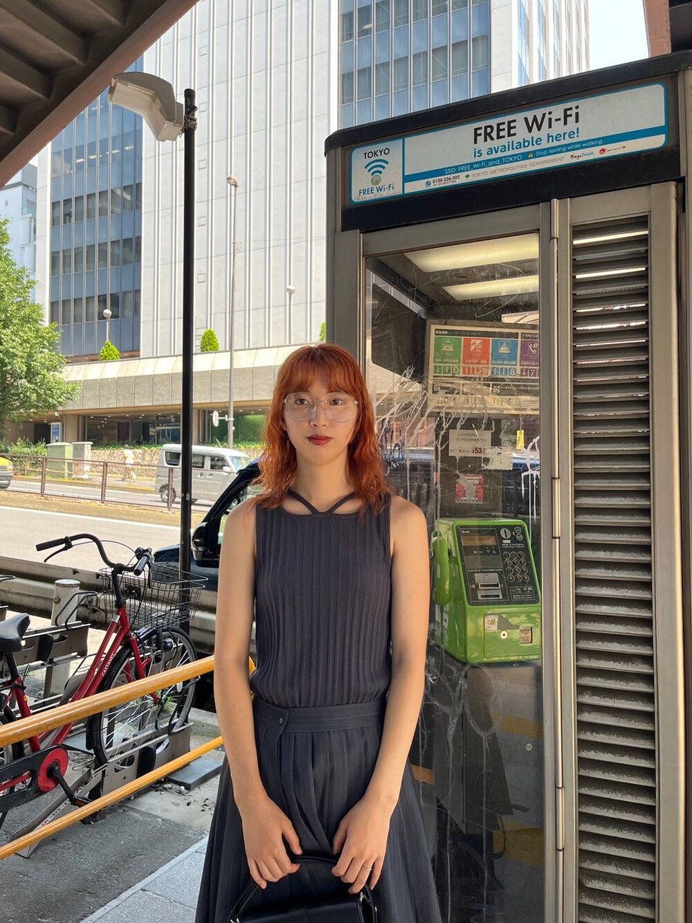 グレー系のタンクトップ、ブラック系のスニーカー、その他のスラックスを着用したレディースの夏コーディネートの3枚目の写真