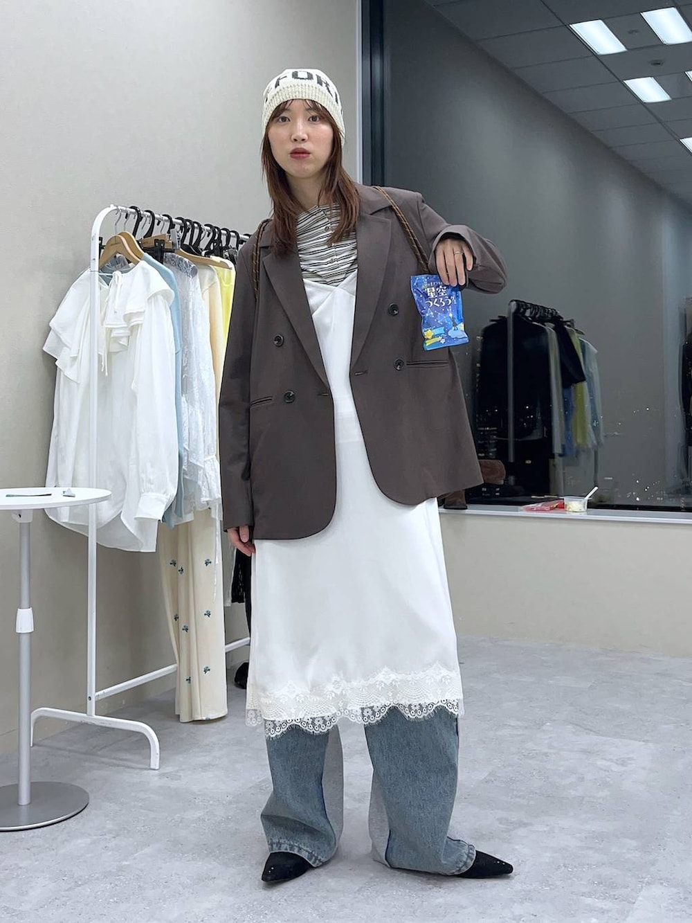 ホワイト系のTシャツ/カットソー、ホワイト系のワンピース、ブラウン系のテーラードジャケットを着用したレディースの春コーディネートの2枚目の写真