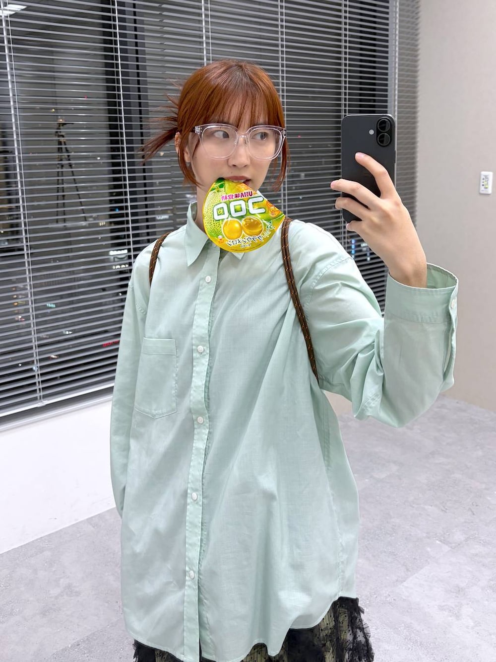 グリーン系のシャツ/ブラウスを着用したレディースの春コーディネートの2枚目の写真