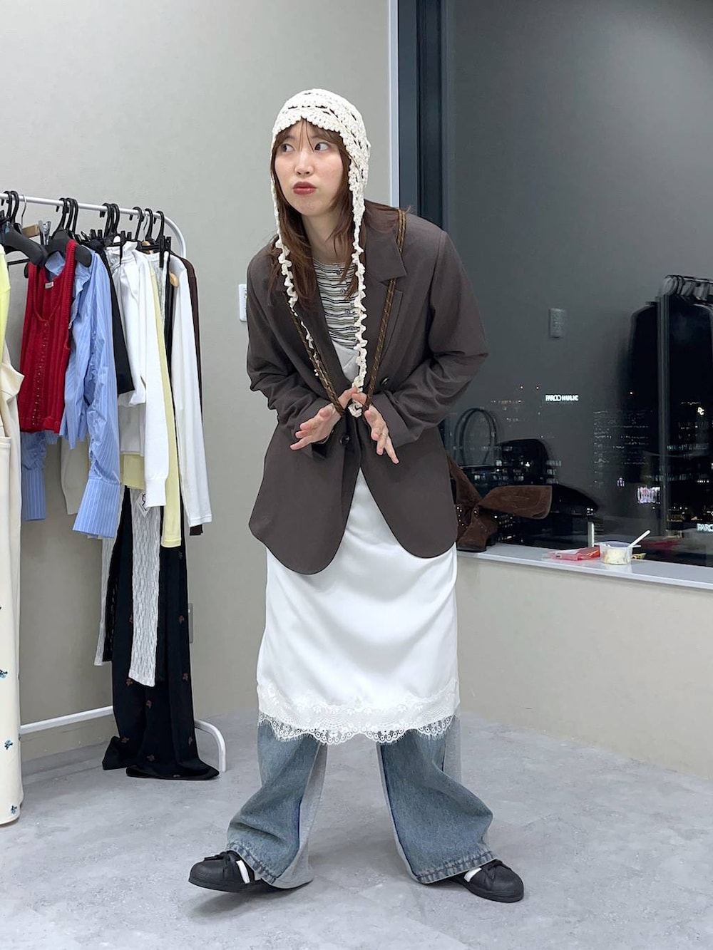 ホワイト系のTシャツ/カットソー、ホワイト系のワンピース、ブラウン系のテーラードジャケットを着用したレディースの春コーディネートの3枚目の写真