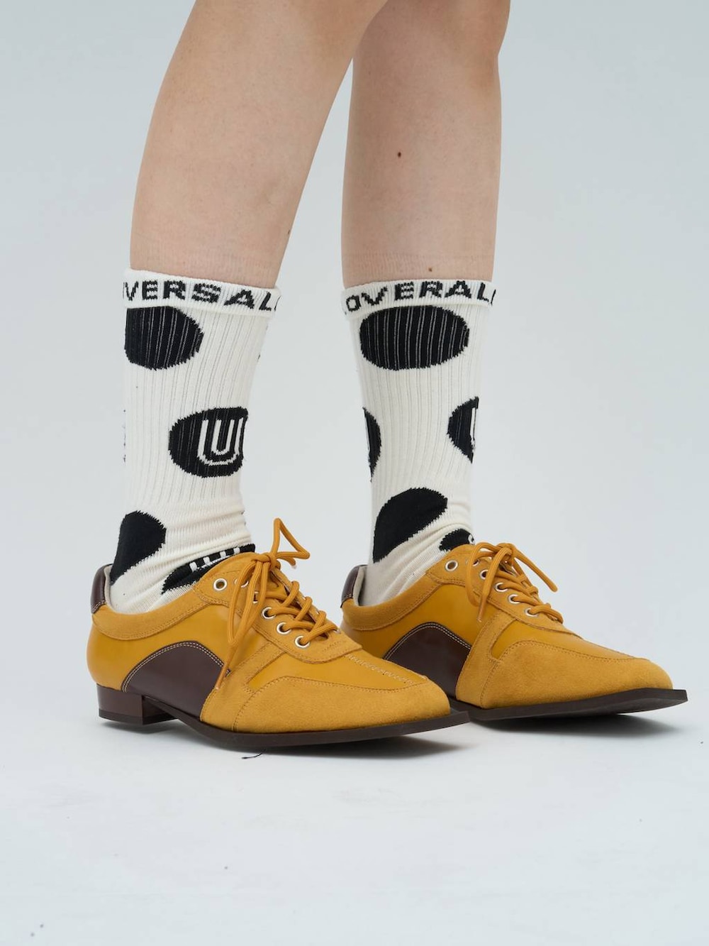 グリーン系のミリタリージャケット、ブラック系のデニムパンツを着用したレディースの秋コーディネートの4枚目の写真