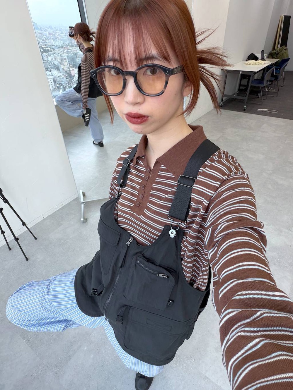 ブラウン系のポロシャツを着用したレディースの春コーディネートの10枚目の写真