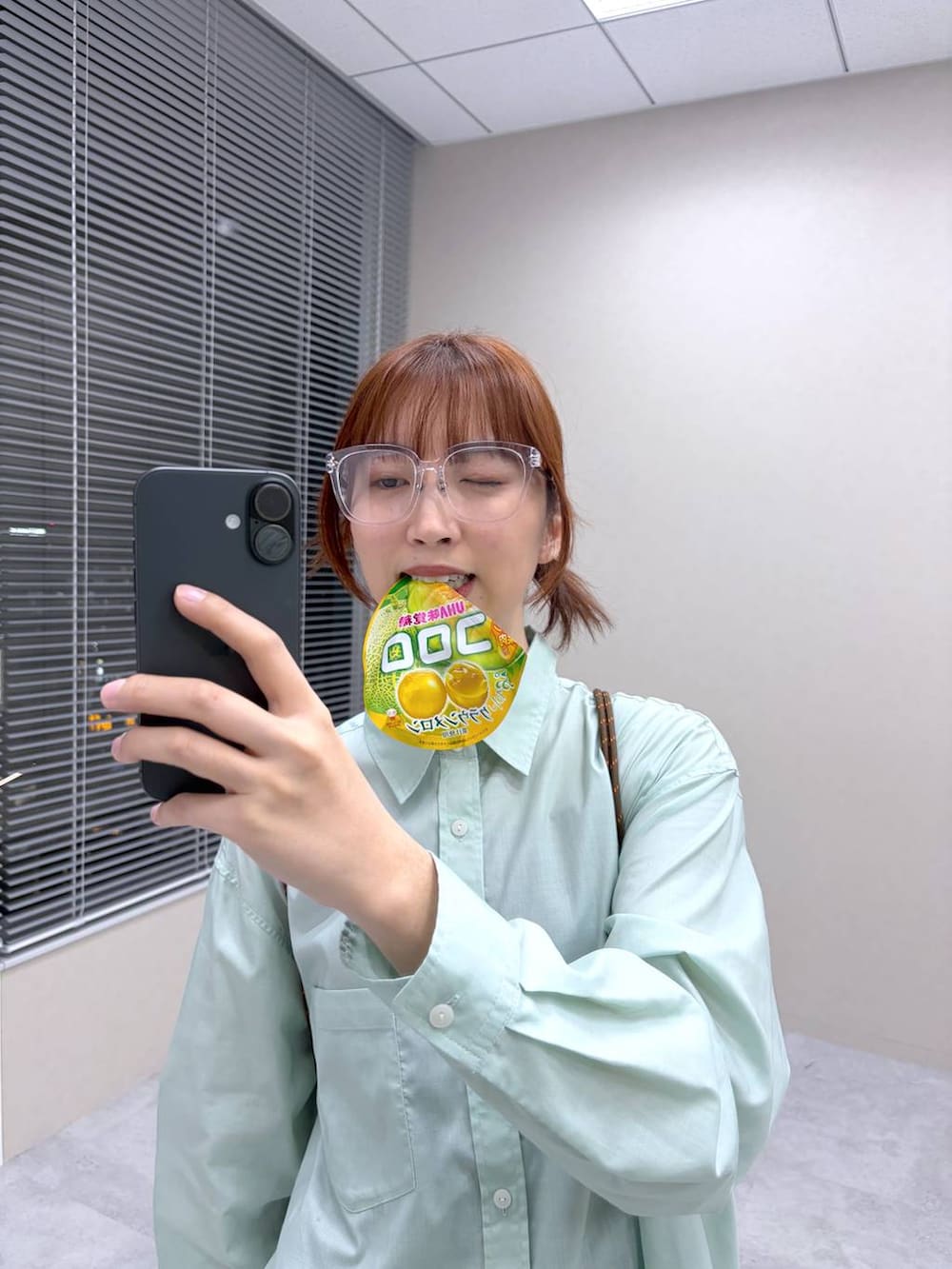 グリーン系のシャツ/ブラウスを着用したレディースの春コーディネートの8枚目の写真