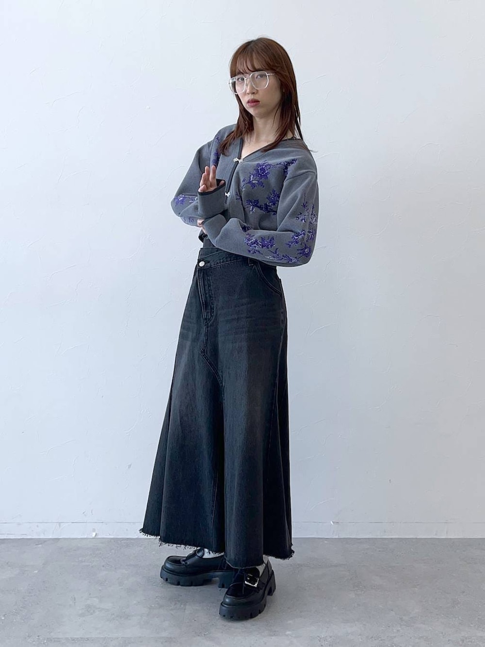 その他のローファー、ブルー系のデニムスカート、グレー系のカーディガン/ボレロを着用したレディースの冬コーディネートの2枚目の写真