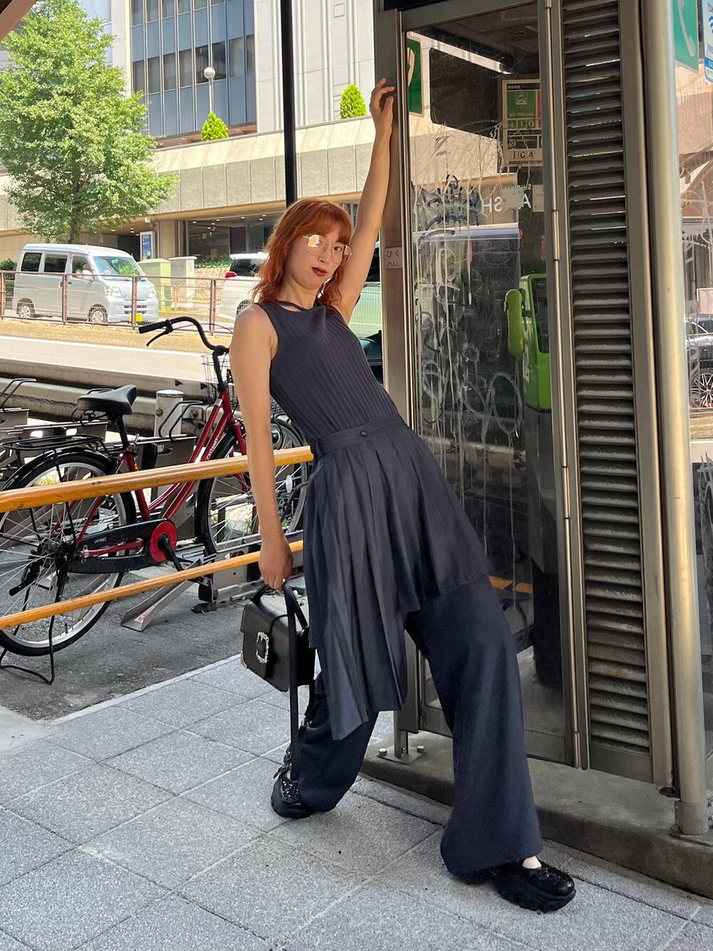 グレー系のタンクトップ、ブラック系のスニーカー、その他のスラックスを着用したレディースの夏コーディネートの5枚目の写真