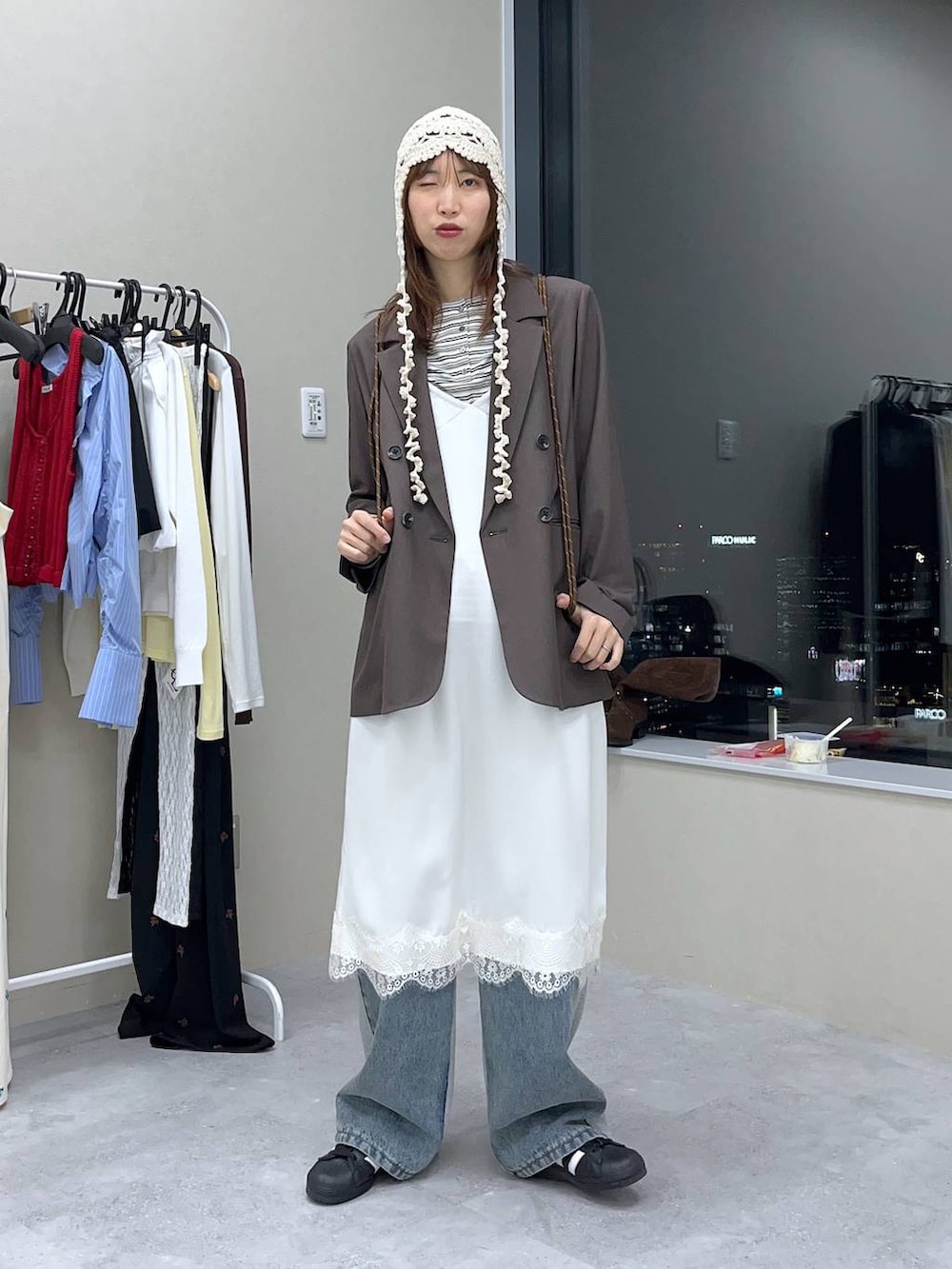 ホワイト系のTシャツ/カットソー、ホワイト系のワンピース、ブラウン系のテーラードジャケットを着用したレディースの春コーディネートの5枚目の写真