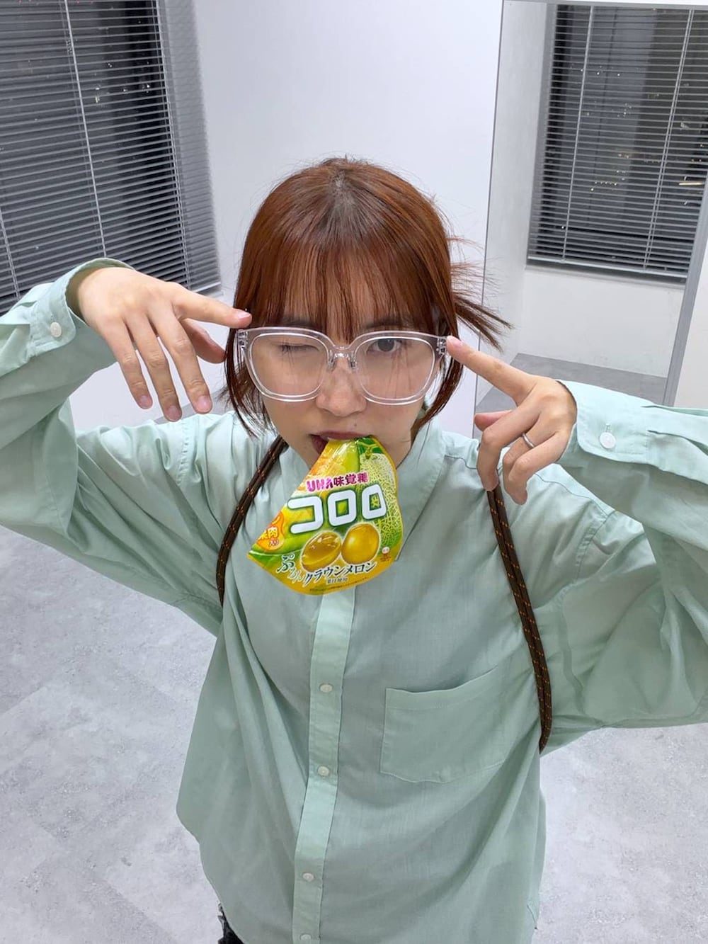 グリーン系のシャツ/ブラウスを着用したレディースの春コーディネートの6枚目の写真