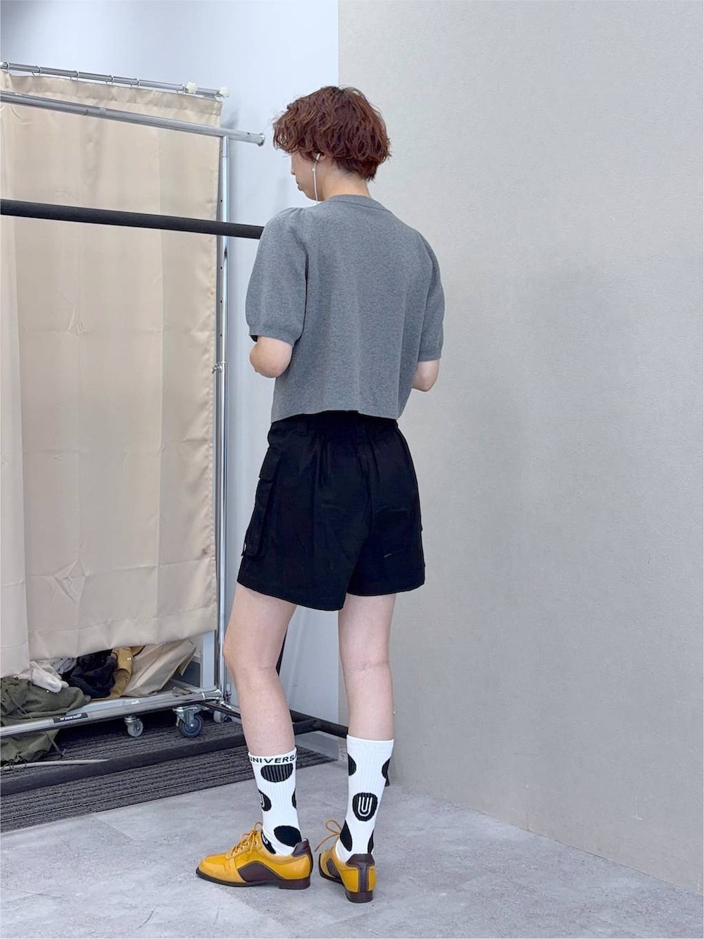 ブラック系のカーゴパンツ、グレー系のカーディガン/ボレロを着用したレディースの夏コーディネートの4枚目の写真