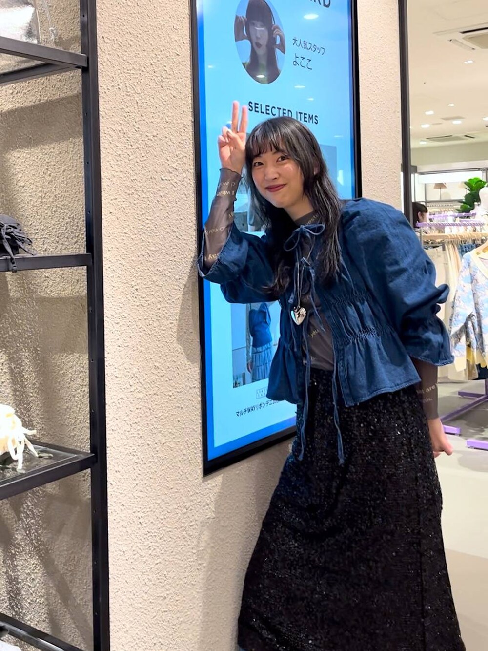 ブラック系のスカート、ブルー系のシャツ/ブラウス、ブルー系のデニムパンツを着用したレディースの冬コーディネートの2枚目の写真