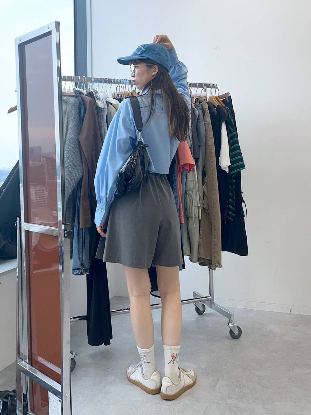 グレー系のその他パンツ、ブラック系のショルダーバッグ、ブルー系のシャツ/ブラウスを着用したレディースの夏コーディネートの2枚目の写真