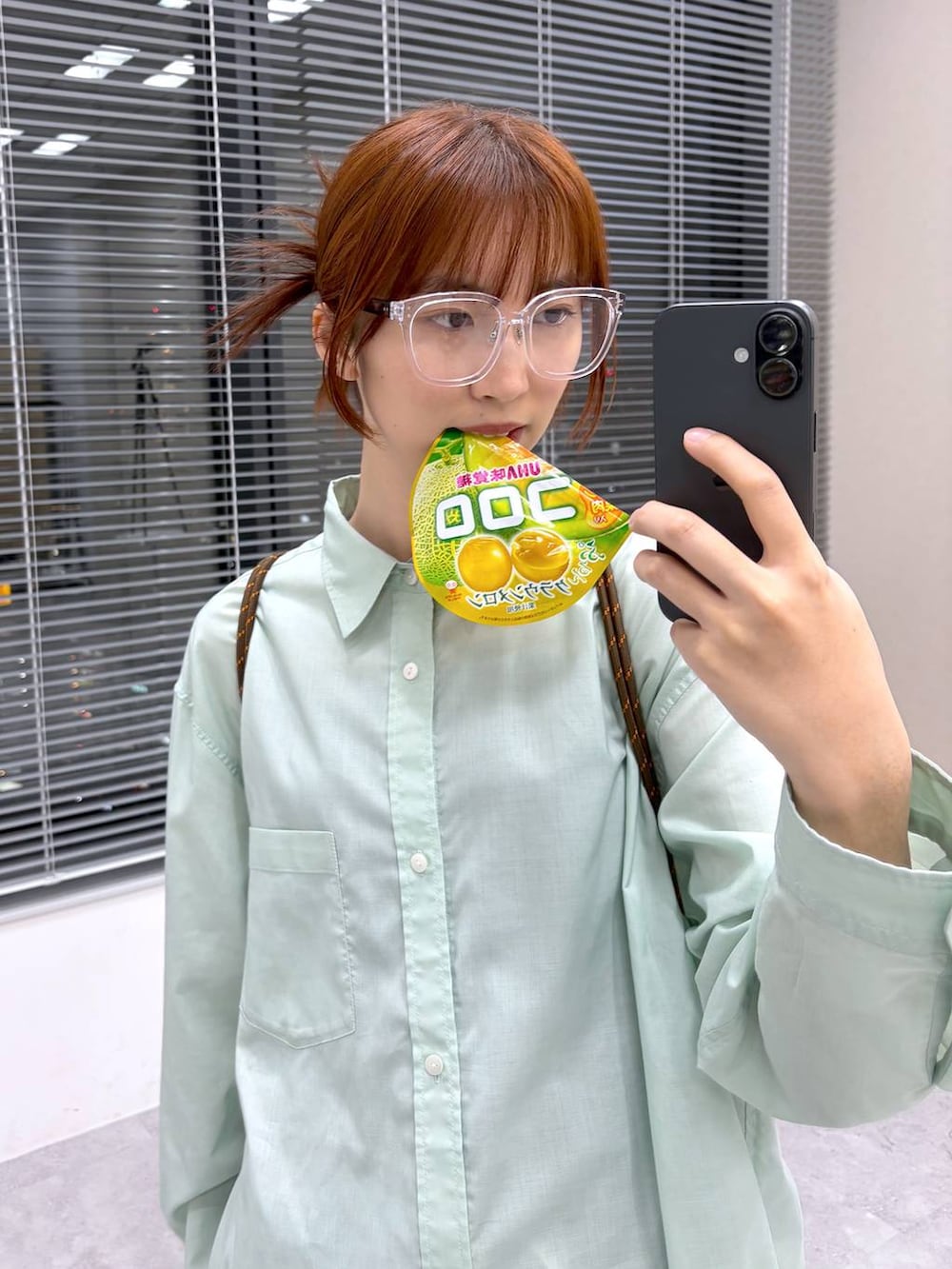 グリーン系のシャツ/ブラウスを着用したレディースの春コーディネートの7枚目の写真