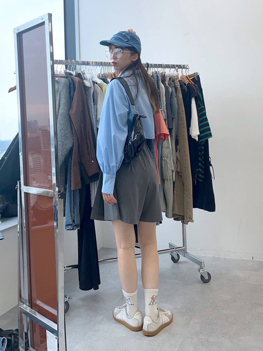 グレー系のその他パンツ、ブラック系のショルダーバッグ、ブルー系のシャツ/ブラウスを着用したレディースの夏コーディネートの4枚目の写真