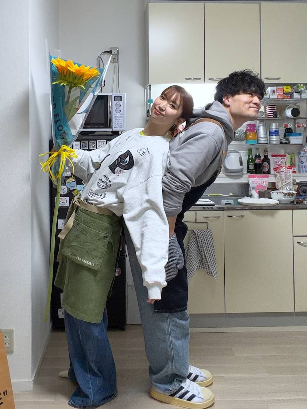 ブルー系のエプロンを着用したレディースの春コーディネートの4枚目の写真