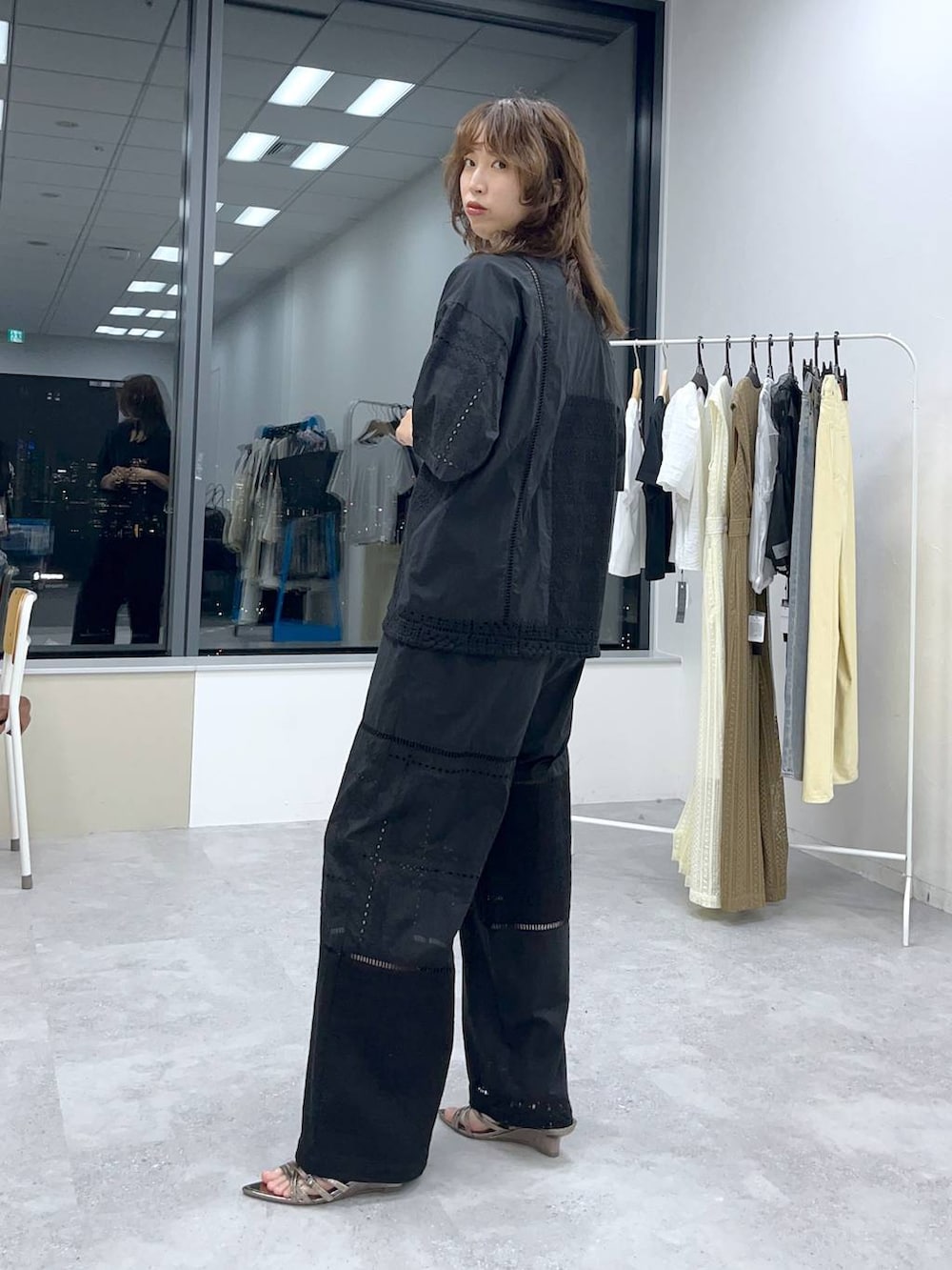 シルバー系のサンダル、ブラック系のシャツ/ブラウス、ブラック系のその他パンツを着用したレディースの夏コーディネートの2枚目の写真