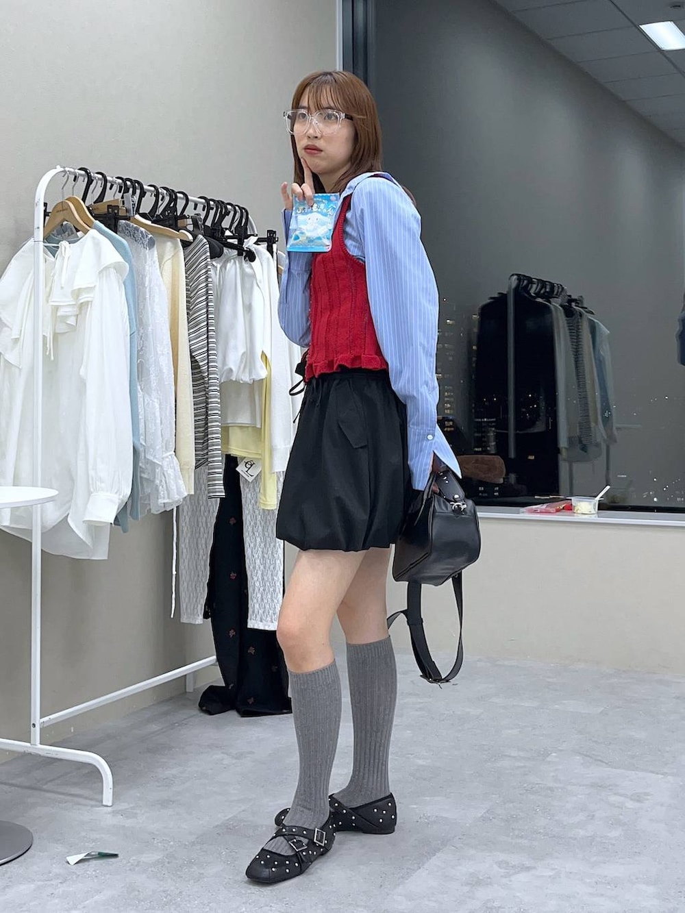 ブラック系のスカート、ブラック系のボストンバッグ、ブラック系のドレスシューズを着用したレディースの冬コーディネートの2枚目の写真