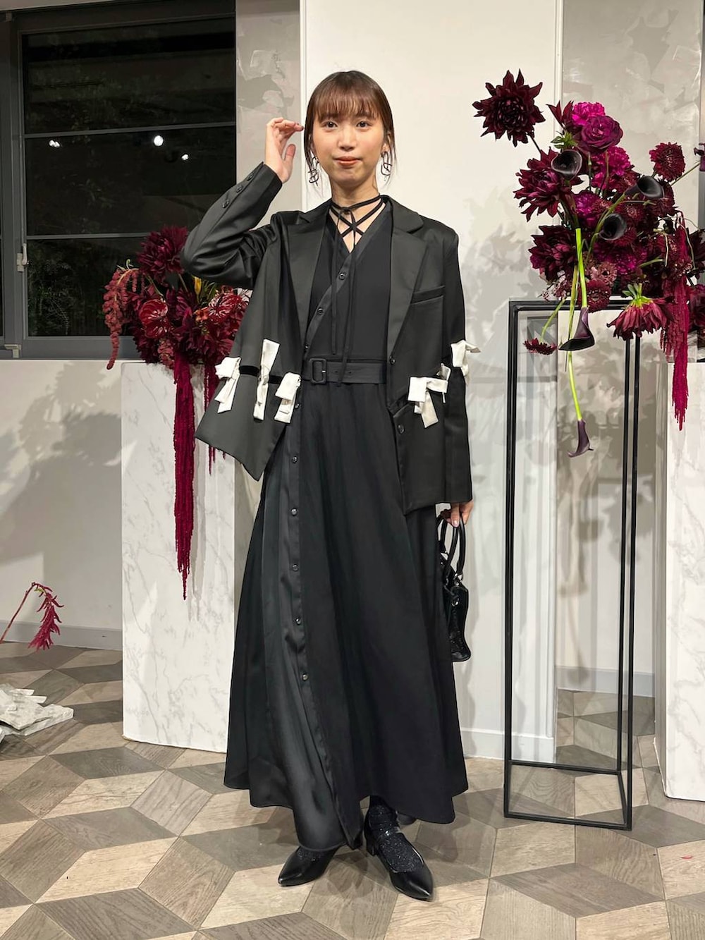 ブラック系のショルダーバッグ、ブラック系のワンピースを着用したレディースの秋コーディネートの3枚目の写真