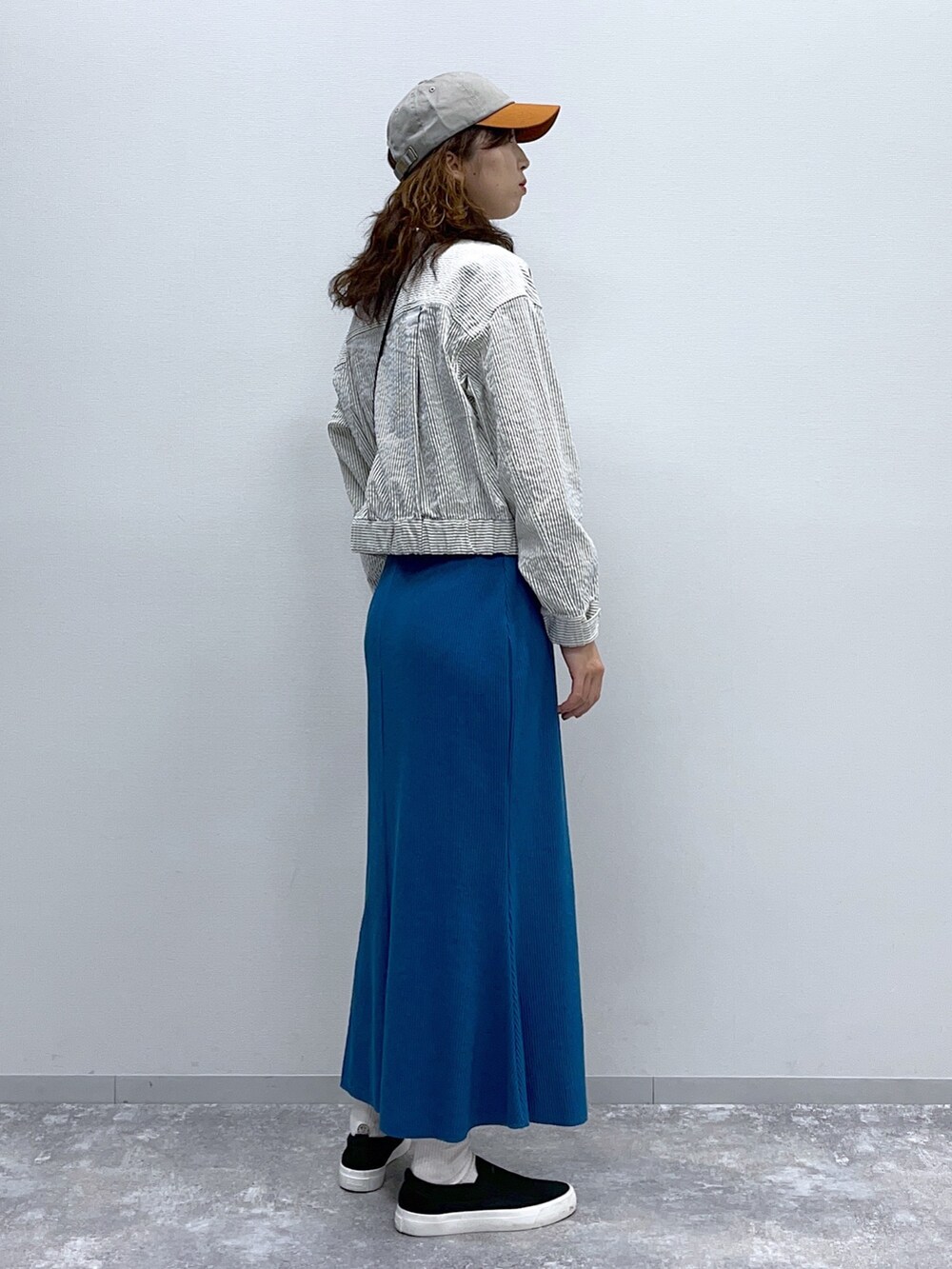 ブルー系のブルゾン、ブルー系のスカート、ブラック系のスニーカーを着用したレディースの春コーディネートの4枚目の写真