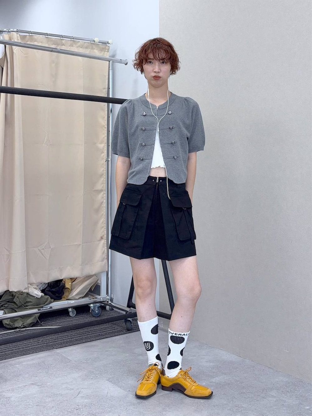 ブラック系のカーゴパンツ、グレー系のカーディガン/ボレロを着用したレディースの夏コーディネートの2枚目の写真