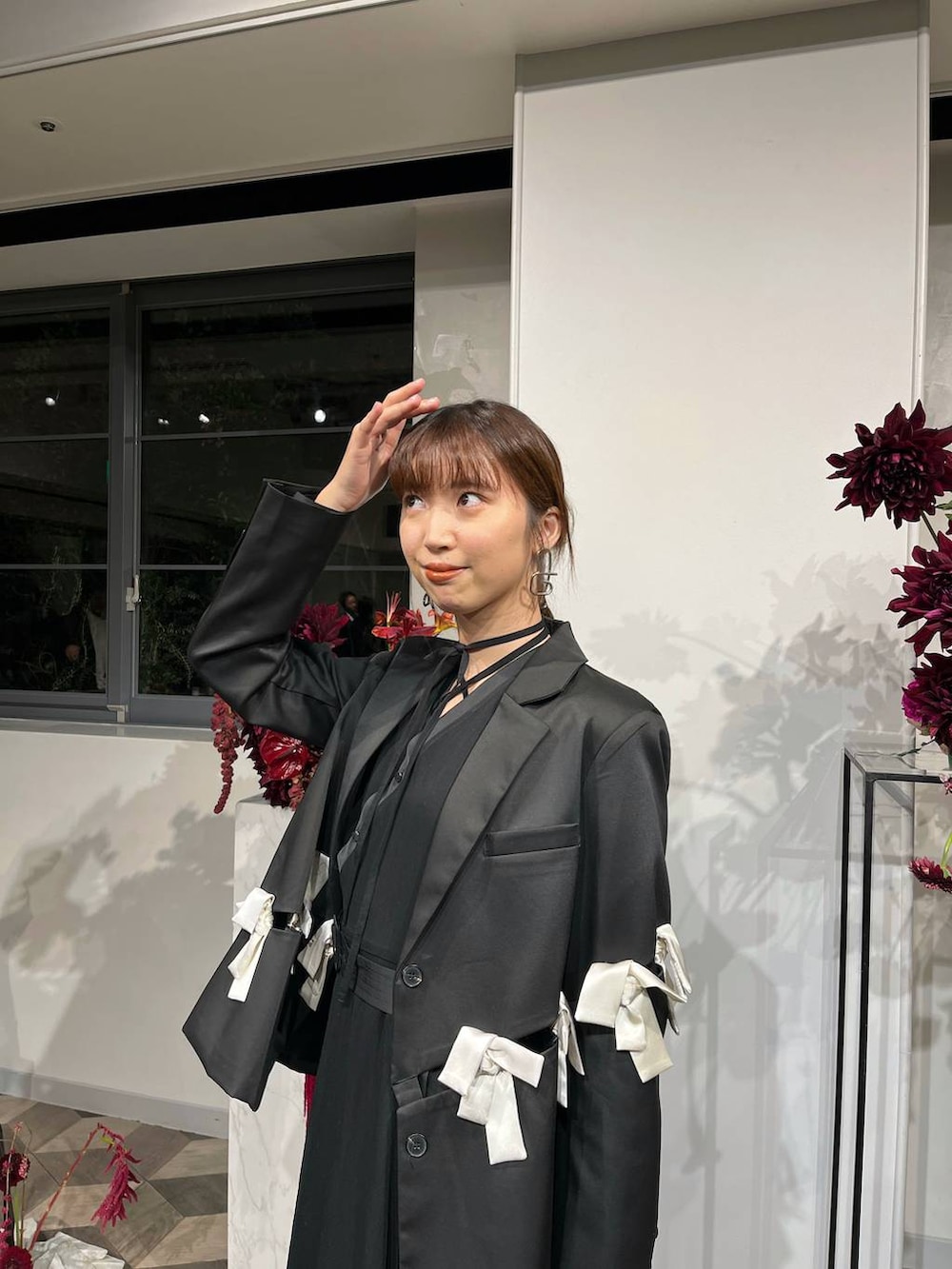 ブラック系のショルダーバッグ、ブラック系のワンピースを着用したレディースの秋コーディネートの4枚目の写真