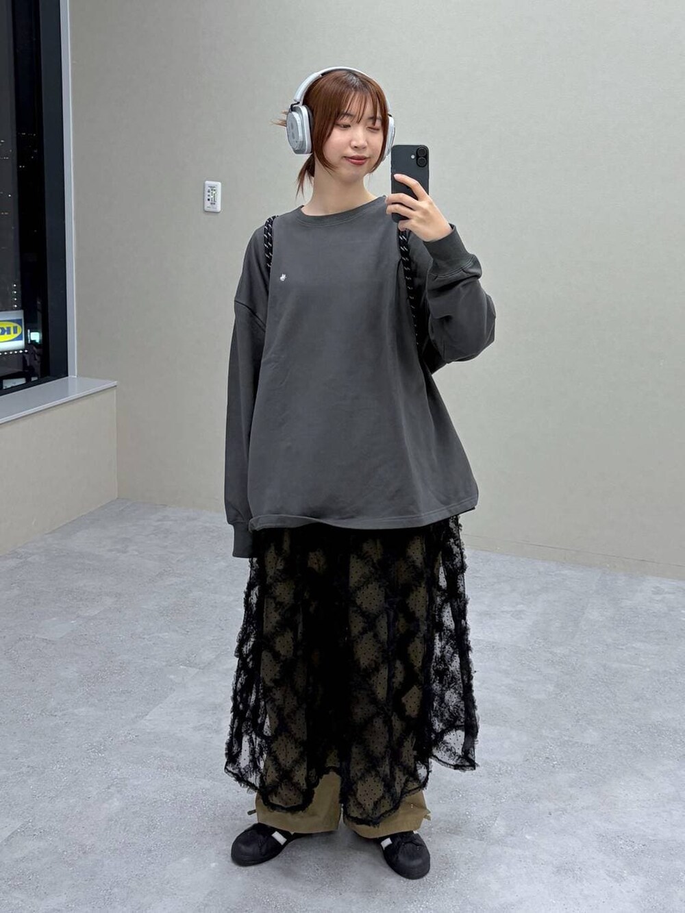 グレー系のスウェットを着用したレディースの春コーディネートの4枚目の写真