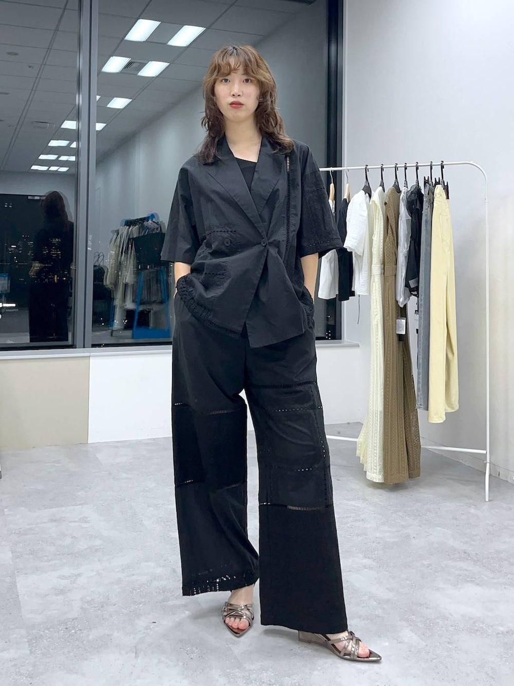 シルバー系のサンダル、ブラック系のシャツ/ブラウス、ブラック系のその他パンツを着用したレディースの夏コーディネートの3枚目の写真