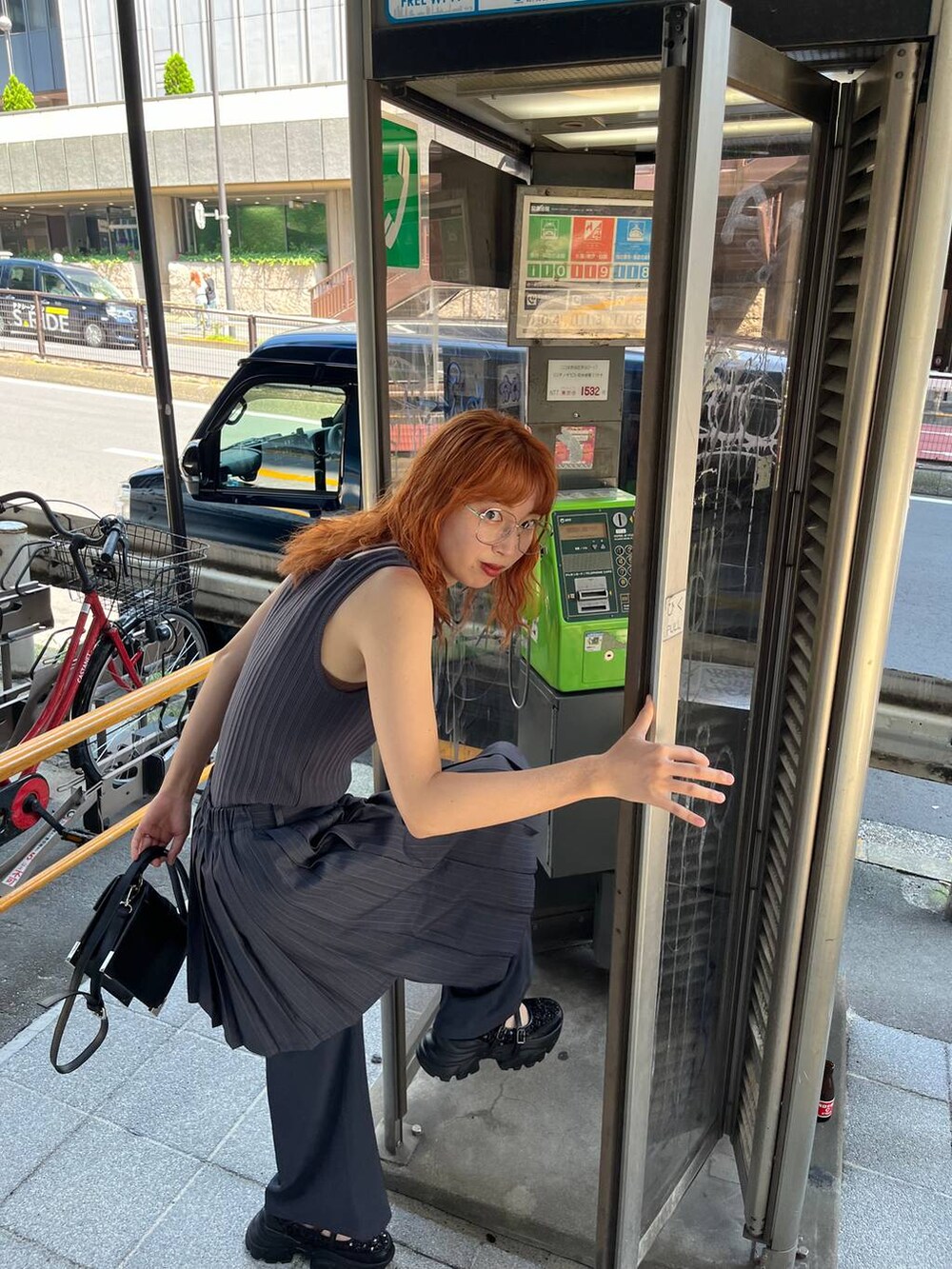 グレー系のタンクトップ、ブラック系のスニーカー、その他のスラックスを着用したレディースの夏コーディネートの4枚目の写真