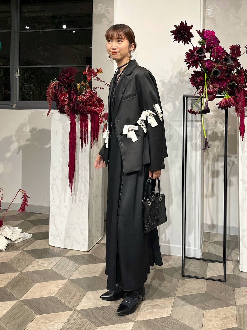 ブラック系のショルダーバッグ、ブラック系のワンピースを着用したレディースの秋コーディネートの2枚目の写真