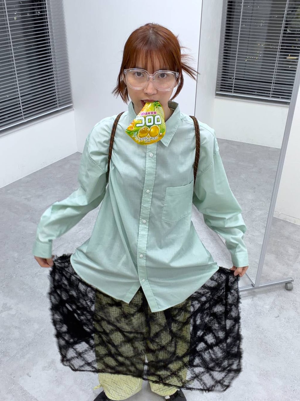 グリーン系のシャツ/ブラウスを着用したレディースの春コーディネートの4枚目の写真