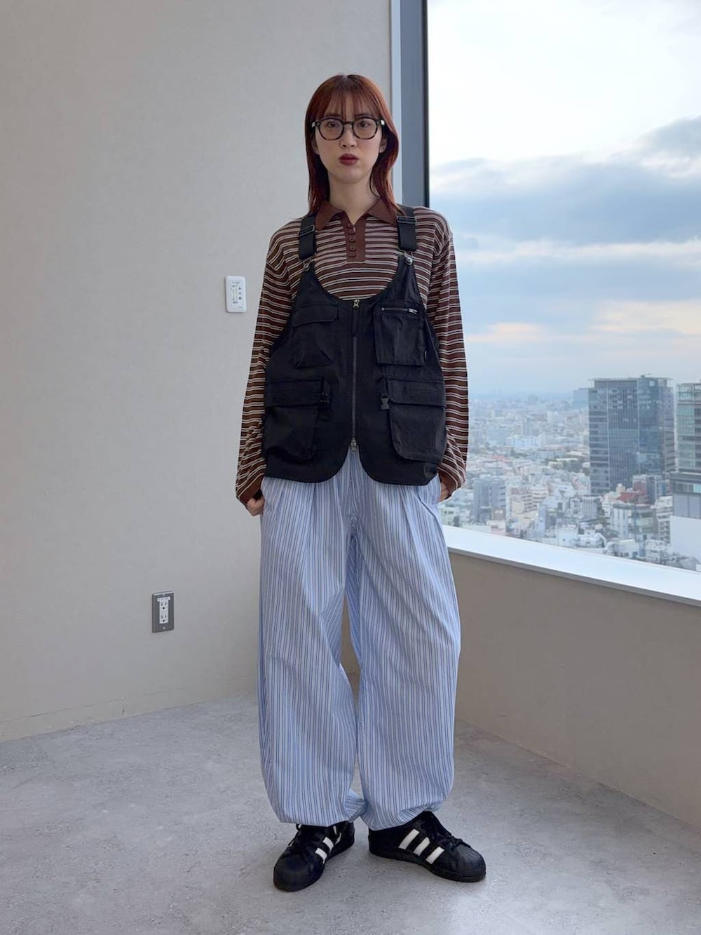 ブラウン系のポロシャツを着用したレディースの春コーディネートの8枚目の写真