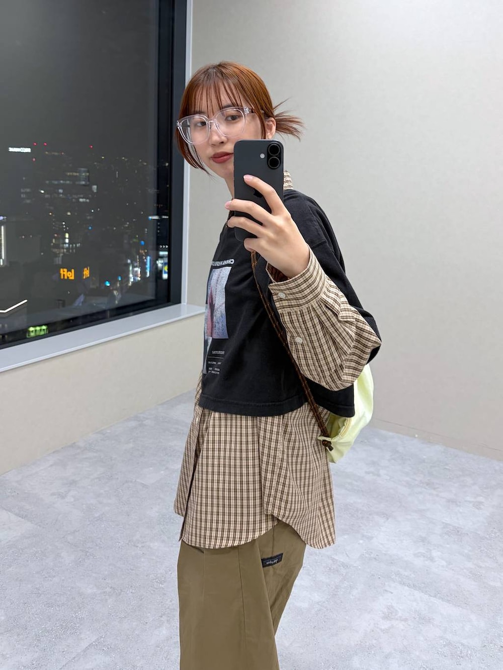 ベージュ系のシャツ/ブラウス、ブラック系のTシャツ/カットソーを着用したレディースの春コーディネートの4枚目の写真