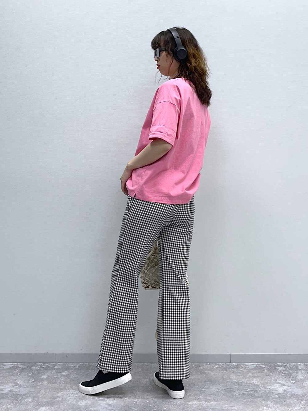 ピンク系のTシャツ/カットソー、ホワイト系のその他パンツ、ブラック系のスニーカーを着用したレディースの春コーディネートの3枚目の写真