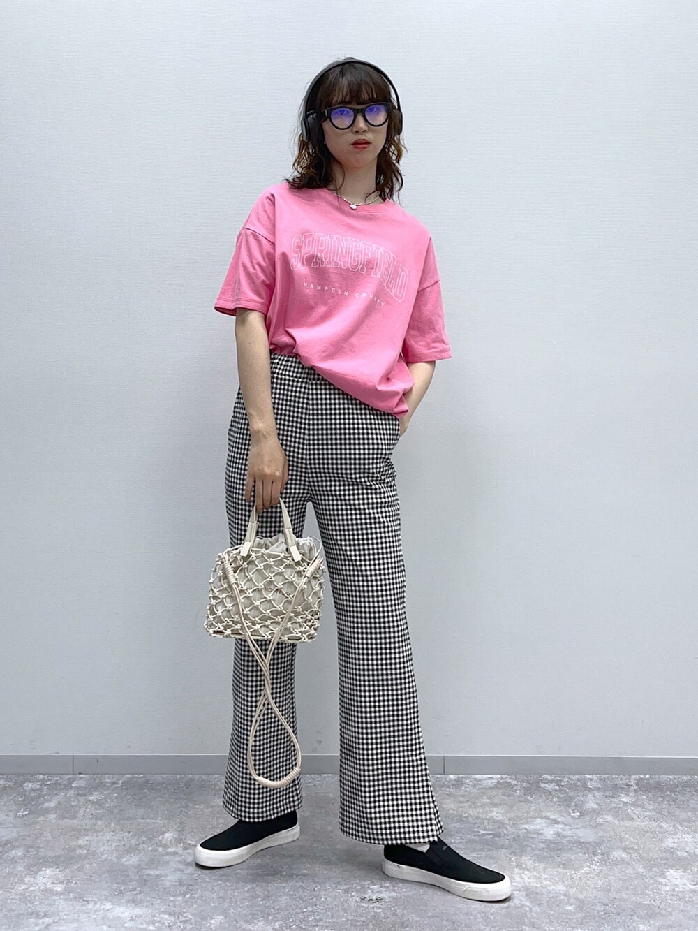 ピンク系のTシャツ/カットソー、ホワイト系のその他パンツ、ブラック系のスニーカーを着用したレディースの春コーディネートの4枚目の写真