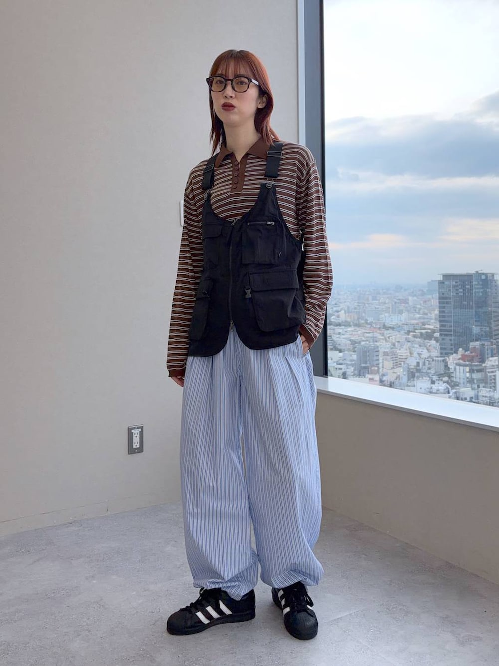 ブラウン系のポロシャツを着用したレディースの春コーディネートの9枚目の写真