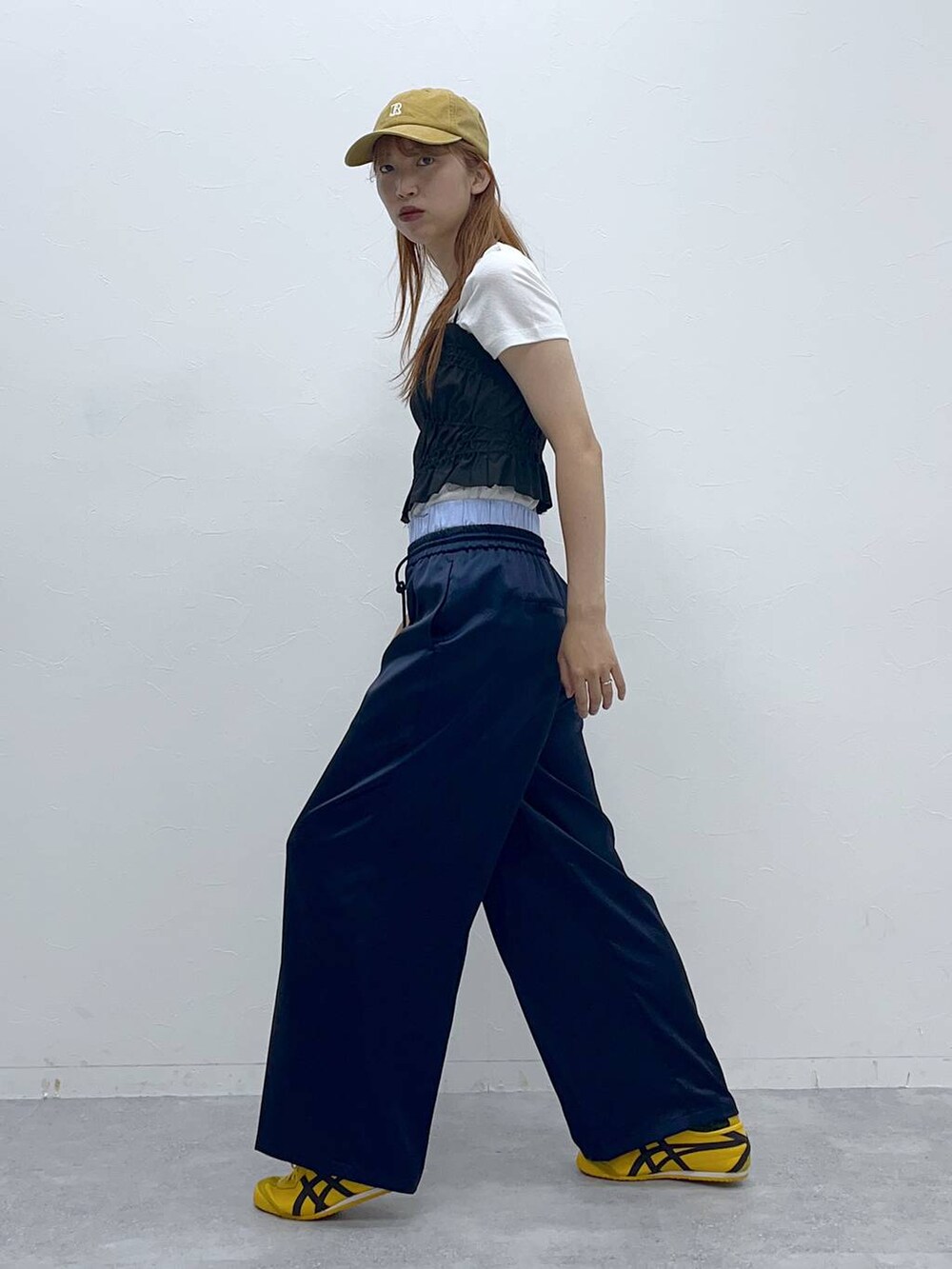 ホワイト系のTシャツ/カットソー、ブラック系のチューブトップ、ブルー系のその他パンツを着用したレディースの春コーディネートの2枚目の写真