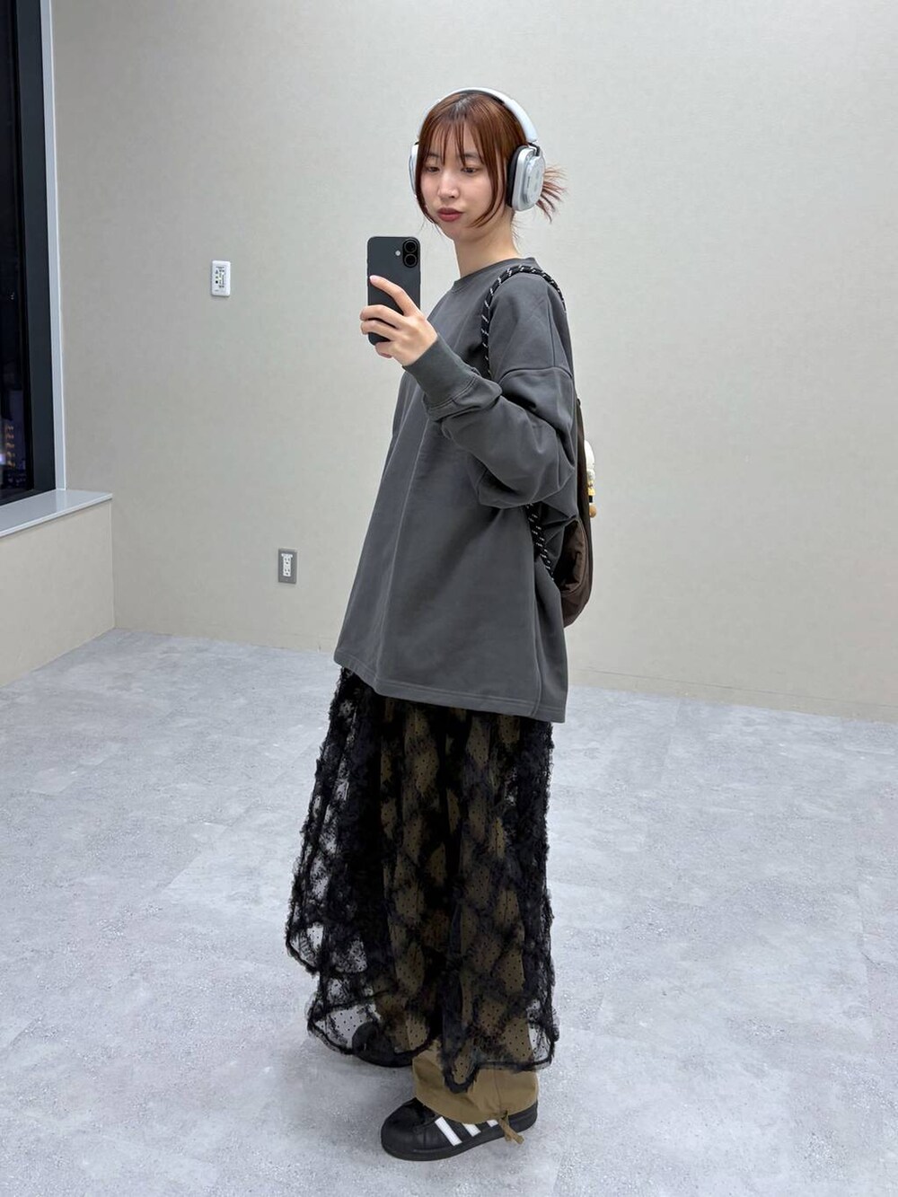 グレー系のスウェットを着用したレディースの春コーディネートの3枚目の写真