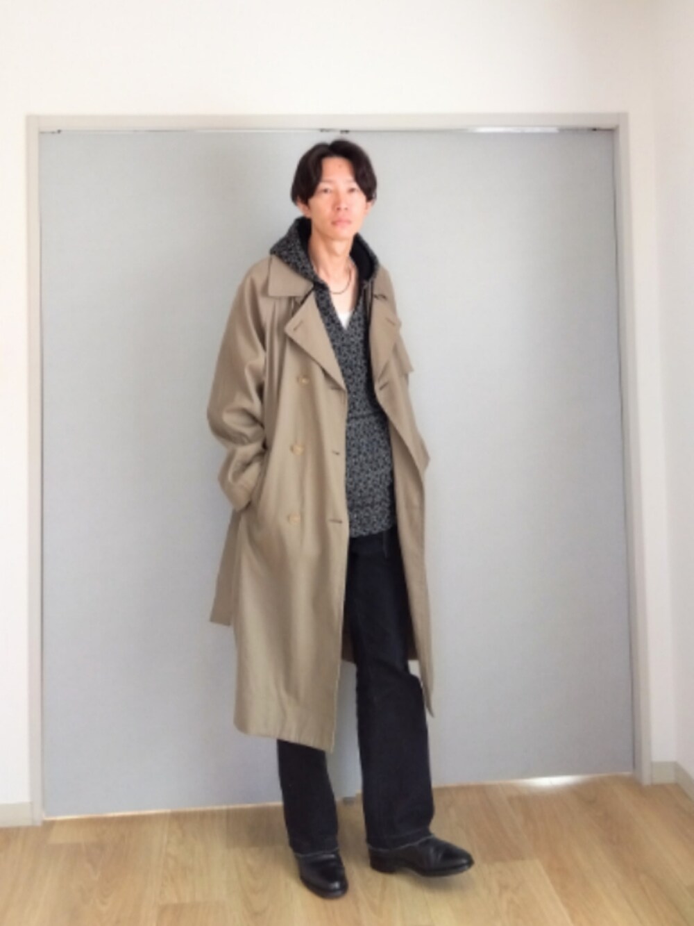 「ファッションを楽しもう、シンプルスタイル、秋冬コーデ、大人コーデ、服好きな人と繋がりたい、冬アウター、革靴、フレアパンツ、デニム、トレンチコート、パーカー」｜「markaのアイテム（トレンチコート、グリーン系）」を使った、 yujiさん（メンズ・176cm）の秋コーディネートの2枚目の写真