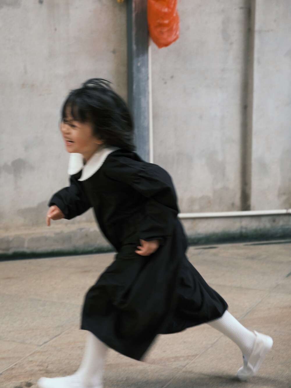 ブラック系のワンピース、イエロー系のジャケット/アウター、ホワイト系のシューズを着用したキッズの春コーディネートの4枚目の写真