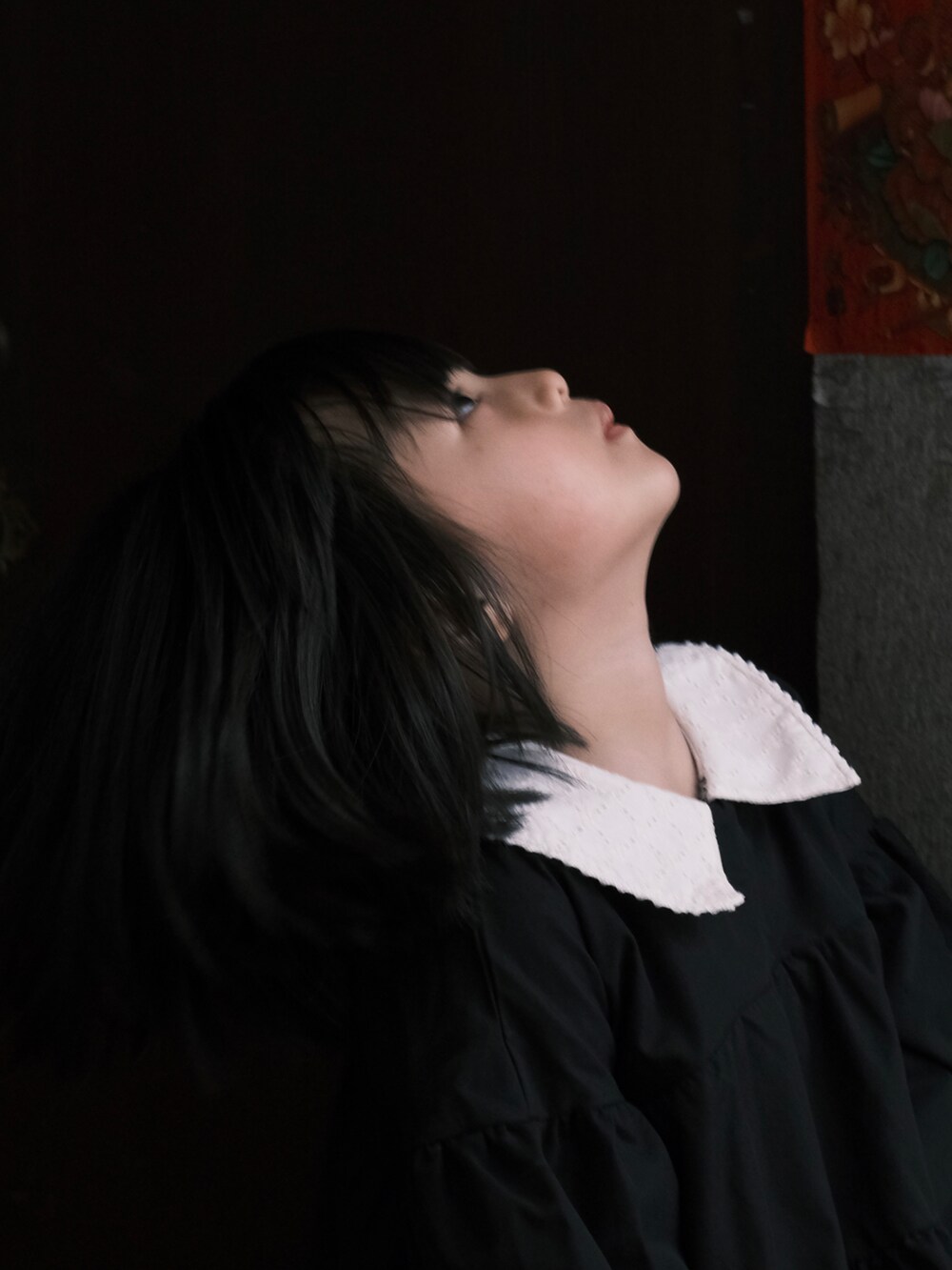 ブラック系のワンピース、イエロー系のジャケット/アウター、ホワイト系のシューズを着用したキッズの春コーディネートの2枚目の写真