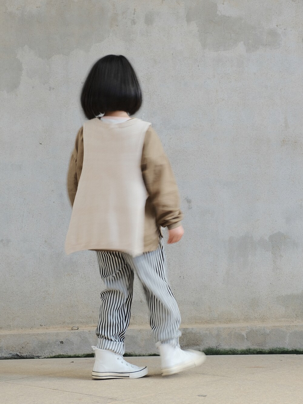 グリーン系のシャツ/ブラウス、その他のその他パンツ、ベージュ系のトップスを着用したキッズの春コーディネートの2枚目の写真