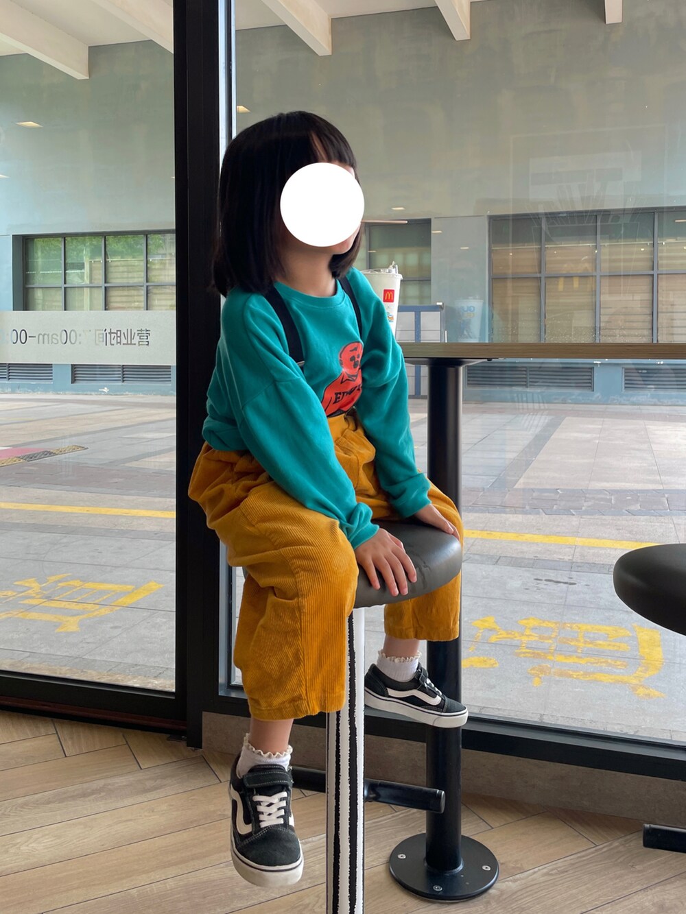 グリーン系のスウェット、イエロー系のパンツ、ブラック系のスニーカーを着用したキッズの春コーディネートの3枚目の写真