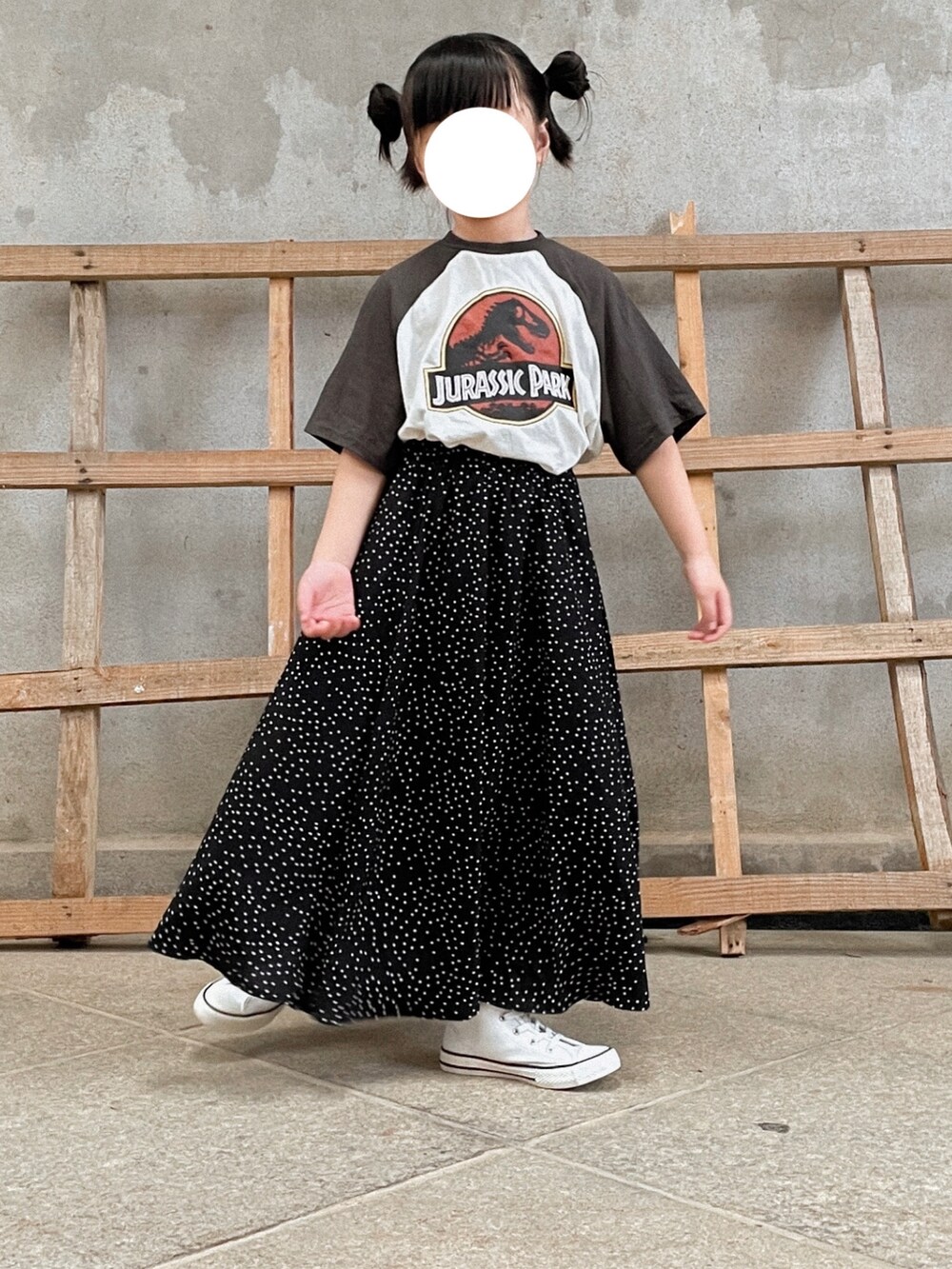 ホワイト系のTシャツ/カットソー、ブラック系のスカート、ホワイト系のスニーカーを着用したキッズの夏コーディネートの2枚目の写真