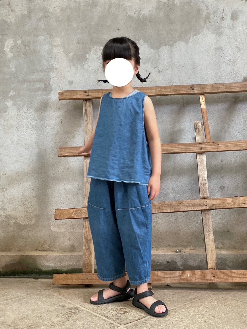グレー系のタンクトップ、ブルー系のベスト、ホワイト系のパンツを着用したキッズの夏コーディネートの2枚目の写真
