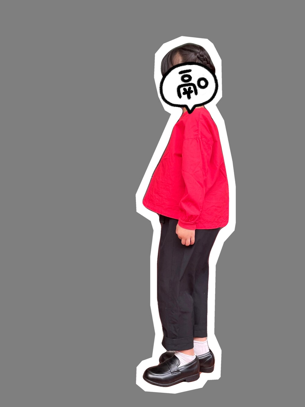 レッド系のスウェット、ブラック系のその他パンツ、ブラック系のローファーを着用したキッズの秋コーディネートの2枚目の写真