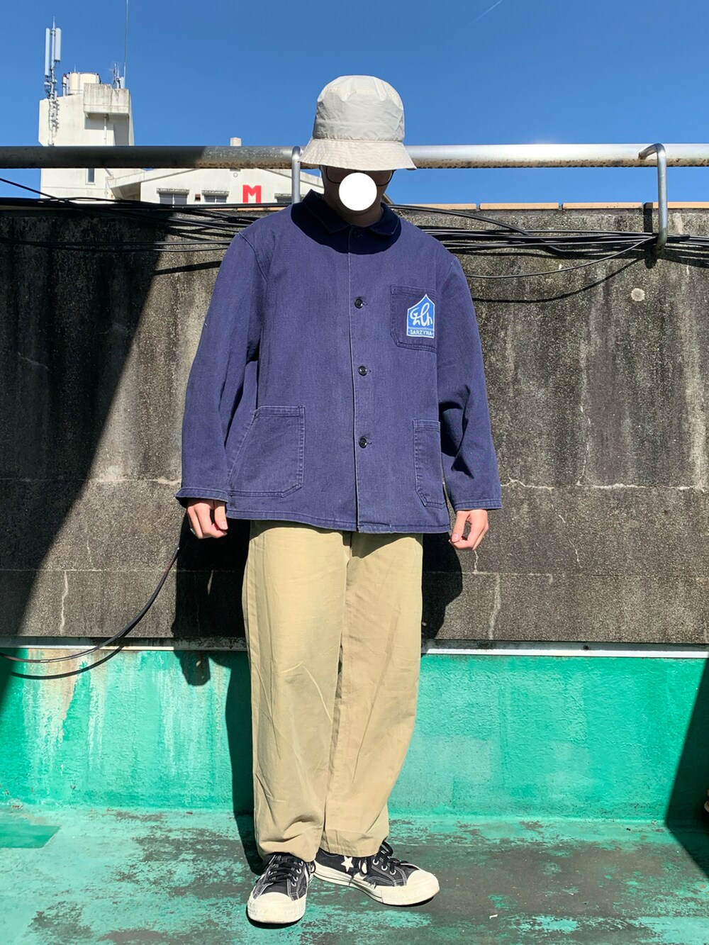 「ごきげんウィーク、大人カジュアル、カジュアル、ラフ、シンプル、古着、古着MIX、ワーク、スラックス、スニーカー、今日のコーデ」｜「古着のアイテム（スラックス、ベージュ系）」を使った、Fukukichi_🦉さん（メンズ・163cm）の春コーディネートの5枚目の写真