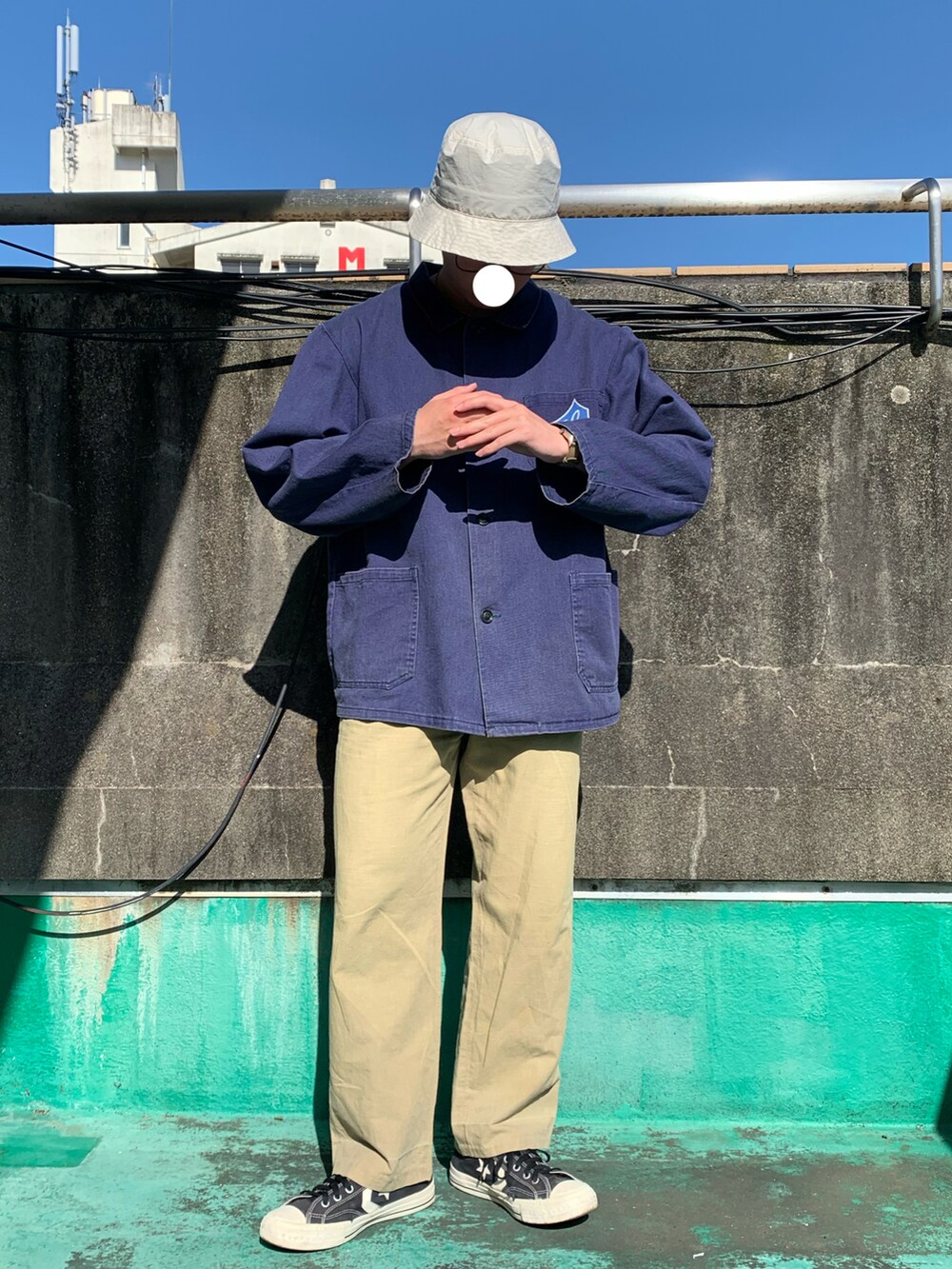 「ごきげんウィーク、大人カジュアル、カジュアル、ラフ、シンプル、古着、古着MIX、ワーク、スラックス、スニーカー、今日のコーデ」｜「古着のアイテム（スラックス、ベージュ系）」を使った、Fukukichi_🦉さん（メンズ・163cm）の春コーディネートの4枚目の写真