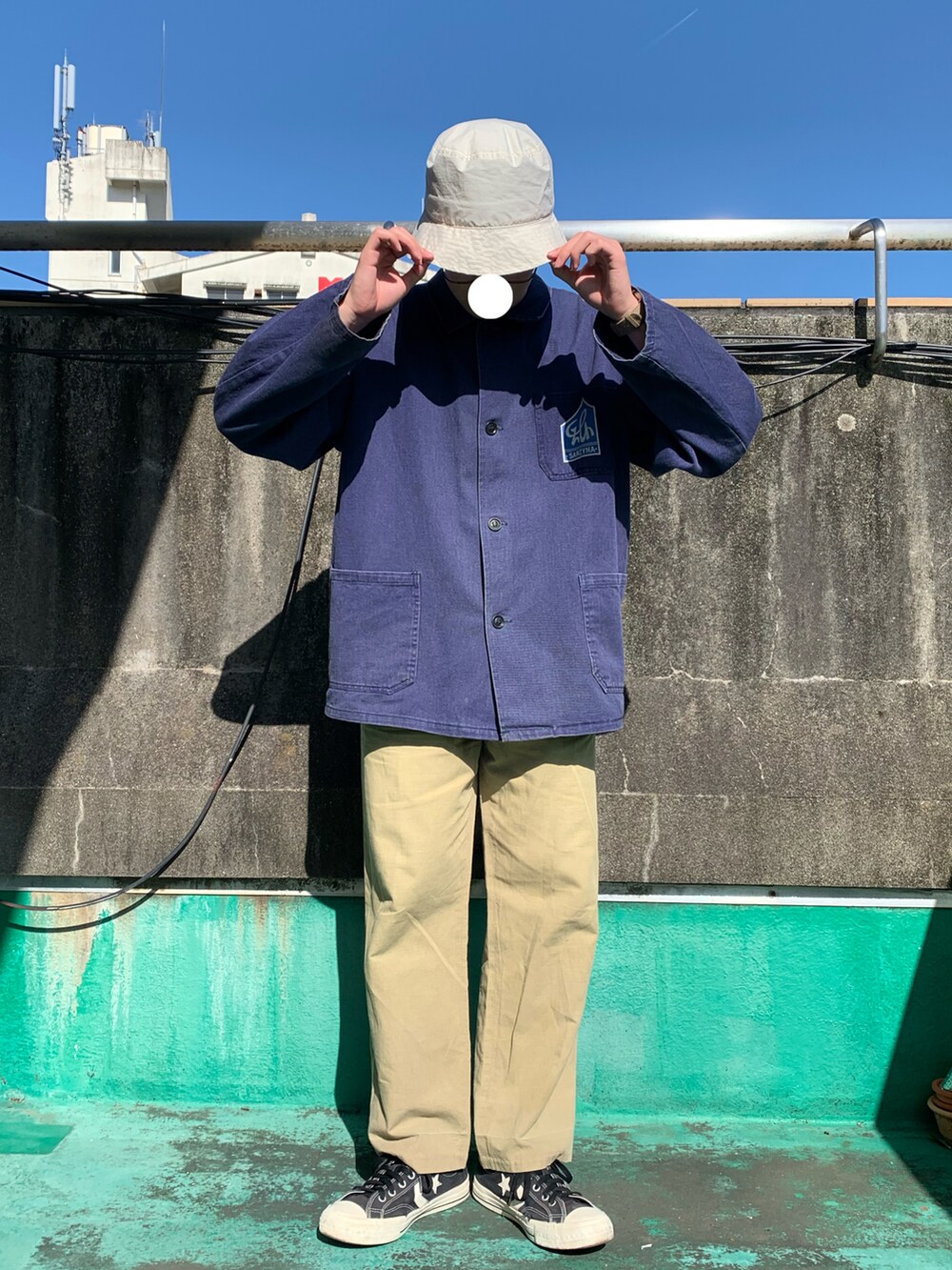 「ごきげんウィーク、大人カジュアル、カジュアル、ラフ、シンプル、古着、古着MIX、ワーク、スラックス、スニーカー、今日のコーデ」｜「古着のアイテム（スラックス、ベージュ系）」を使った、Fukukichi_🦉さん（メンズ・163cm）の春コーディネートの2枚目の写真
