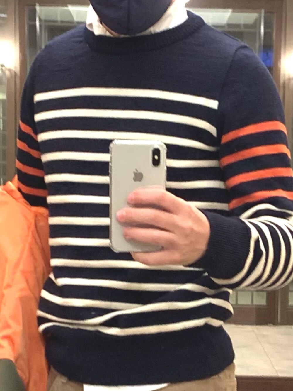 ホワイト系のカーゴパンツ、ブラック系のスニーカー、ブラック系のライダースジャケットを着用したメンズの冬コーディネートの2枚目の写真